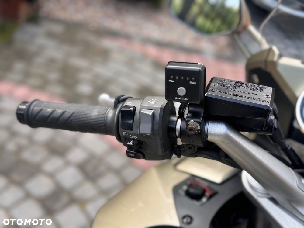 Yamaha FJR - 28