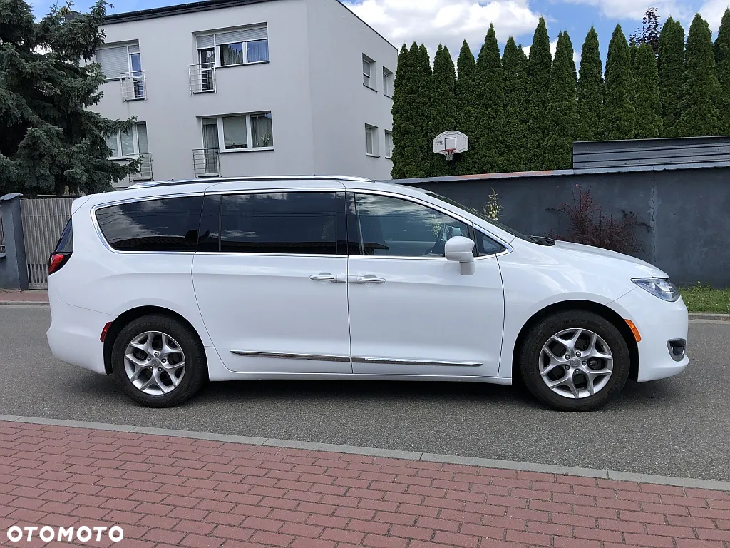 Chrysler Pacifica - 2