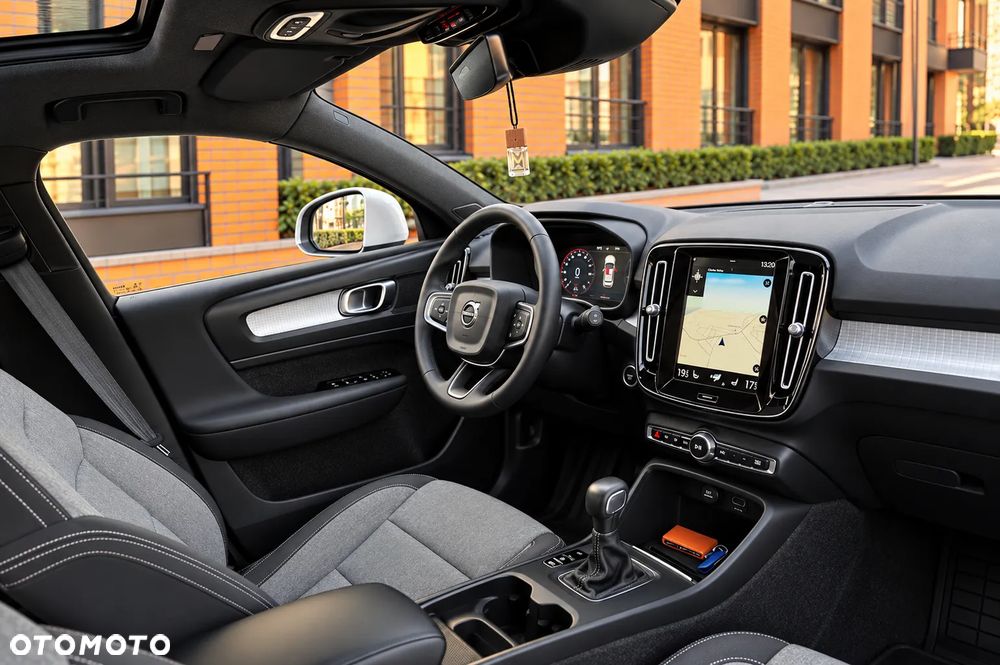 Volvo XC 40 T3 Momentum Pro - 29