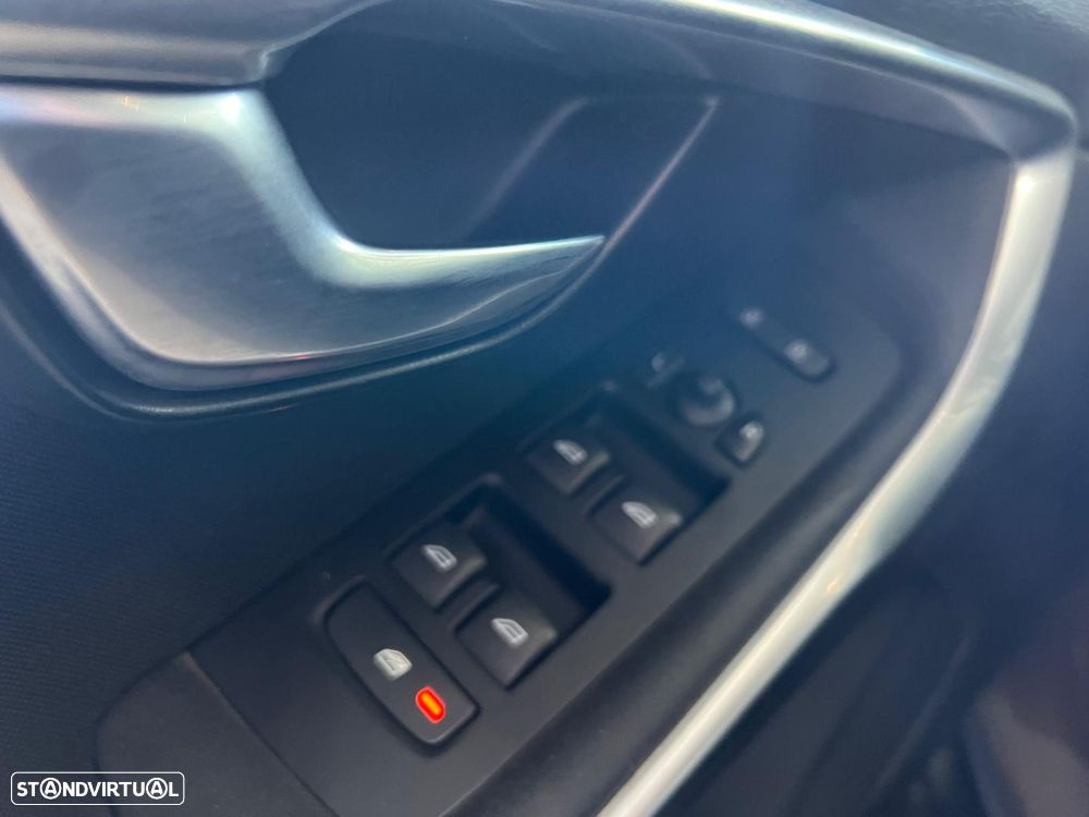 Volvo V40 2.0 D3 Momentum - 20