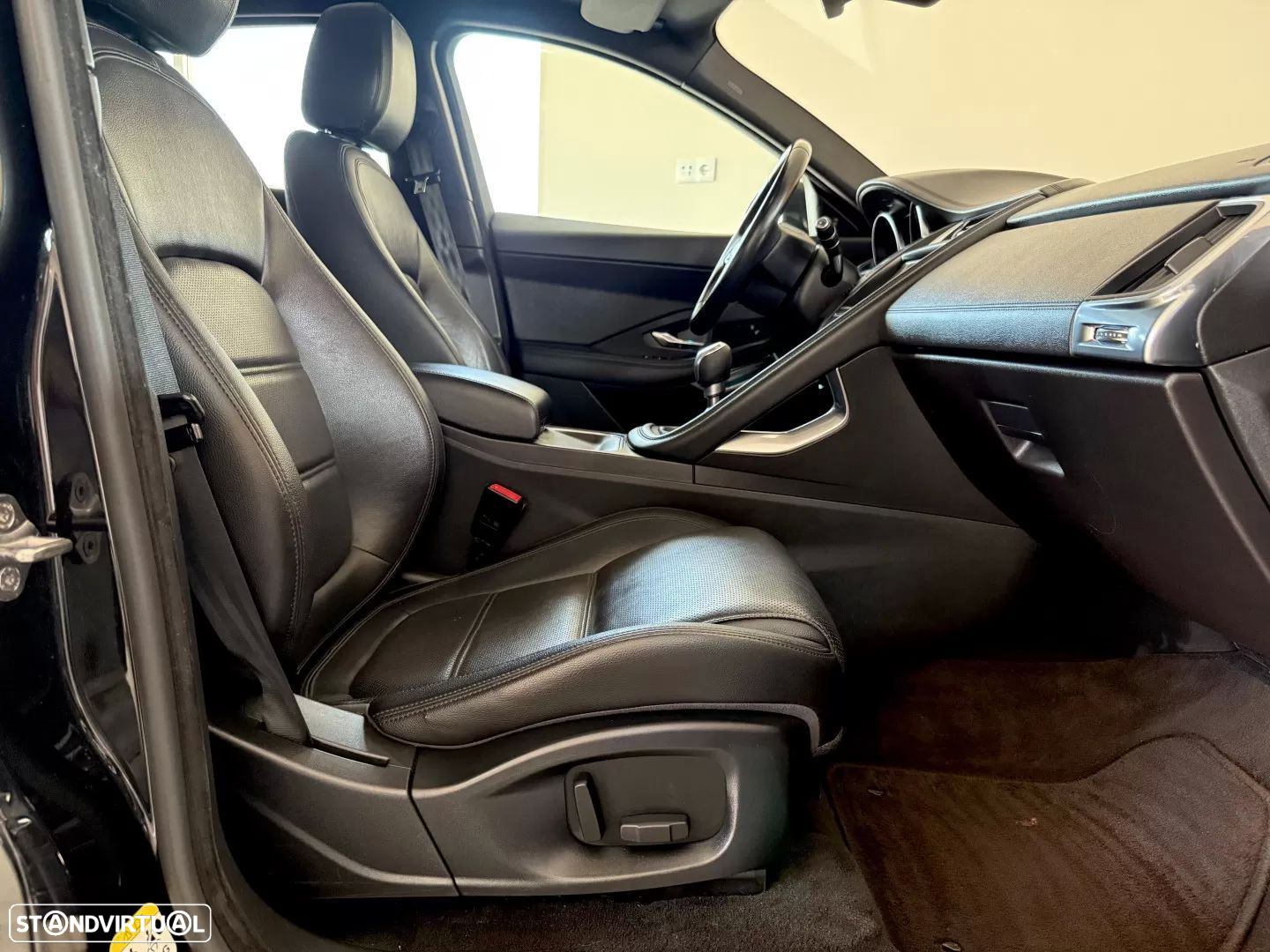 Jaguar E-Pace 2.0 i4D R-Dynamic SE - 57