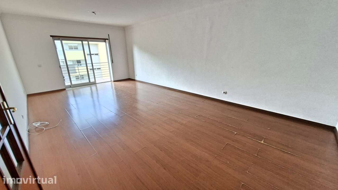 Apartamento T3 com 126m2 com lugar de garagem no Barreiro - Grande imagem: 2/16