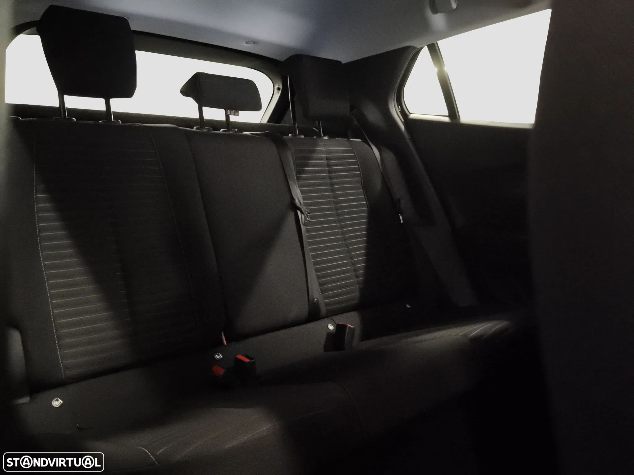 Peugeot 2008 1.2 PureTech Active Pack EAT8 - 32