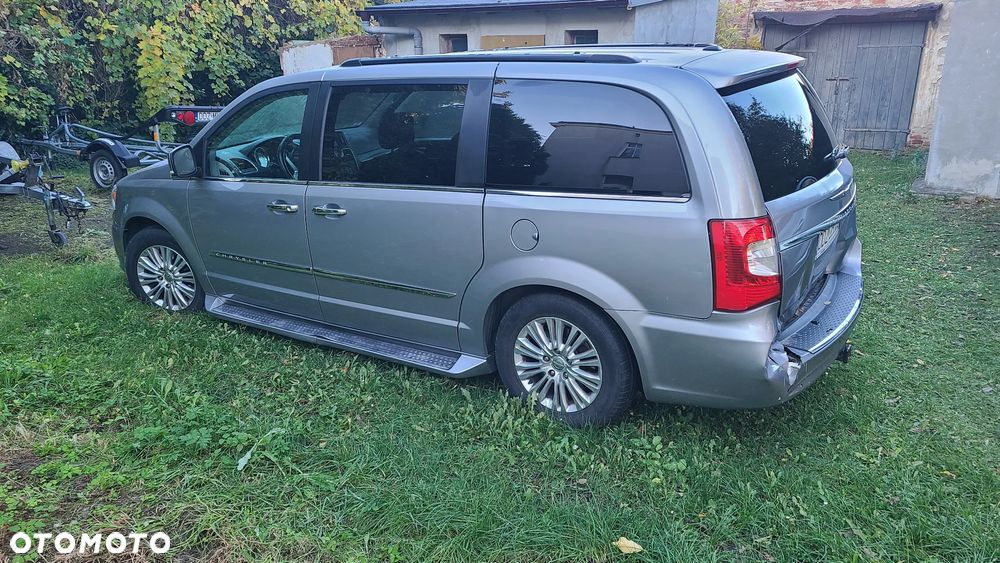 Chrysler Town & Country - 1