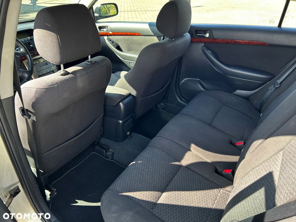 Toyota Avensis - 9