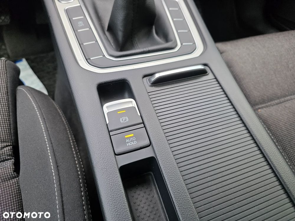 Volkswagen Passat 2.0 TDI SCR Comfortline - 19