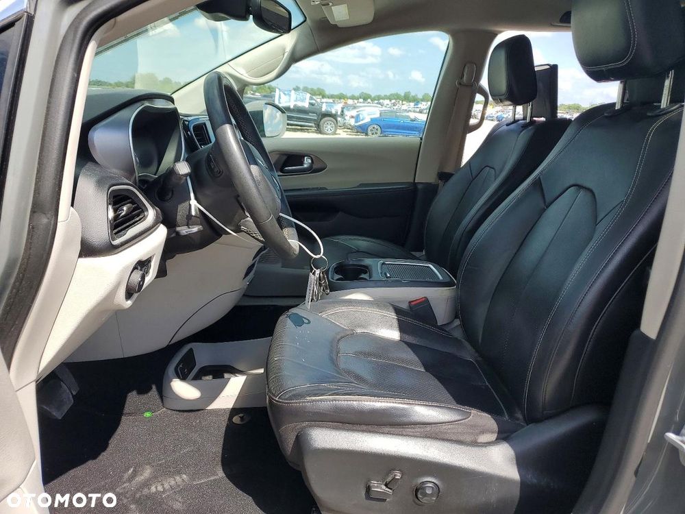 Chrysler Pacifica - 8