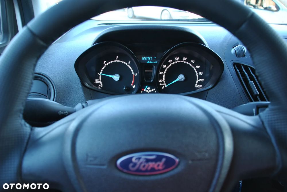 Ford Transit Courier - 10