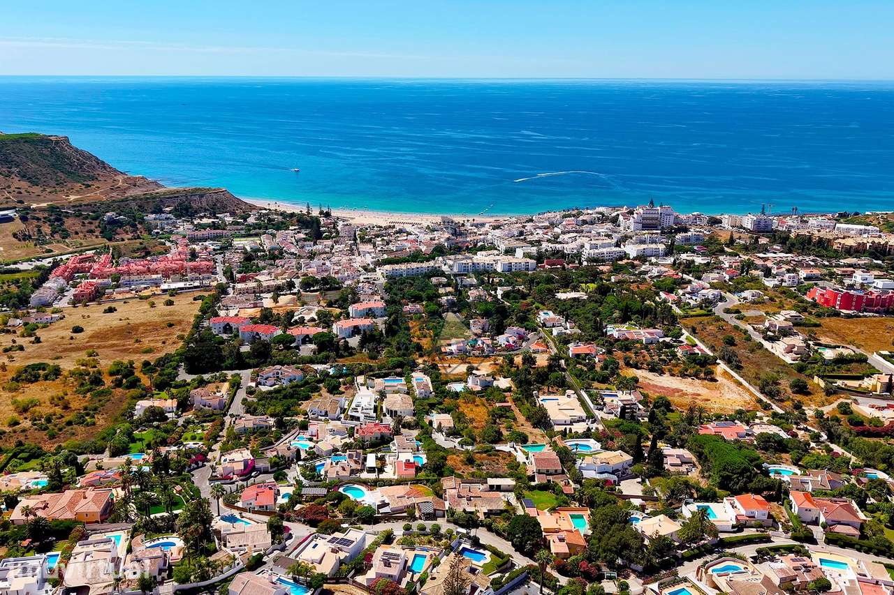 Terreno urbano com vistas para o mar na Praia da Luz, Lagos - Grande imagem: 4/22