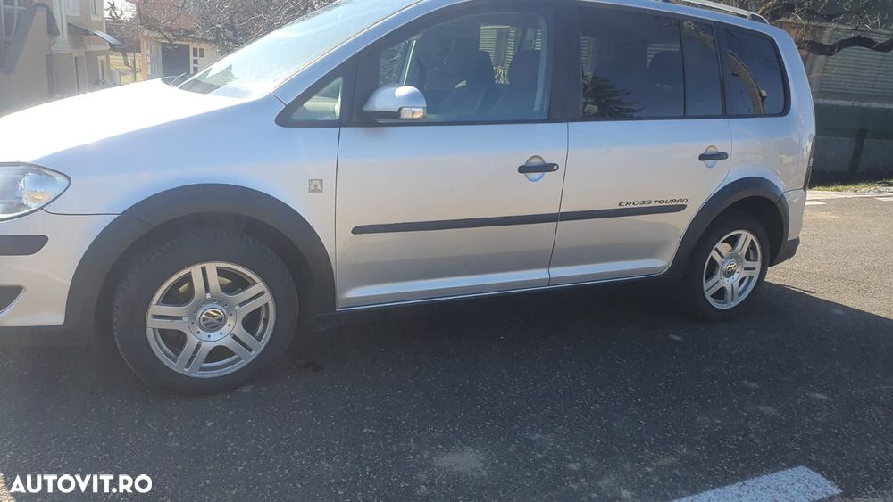 Volkswagen Touran 2.0 TDI DPF Cross - 2