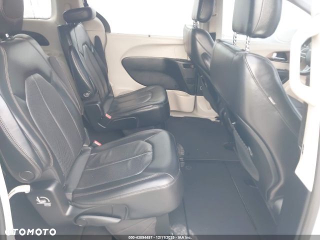 Chrysler Pacifica - 16