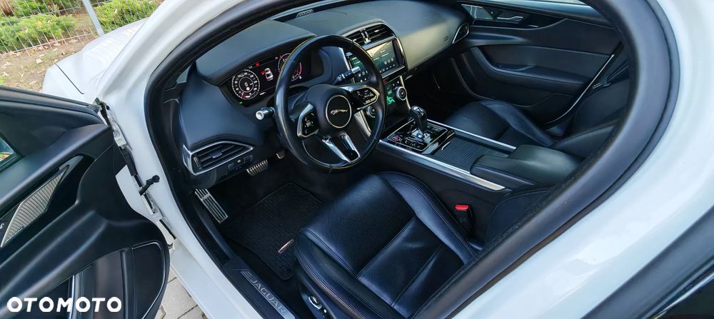 Jaguar XE 2.0 D180 HSE - 16