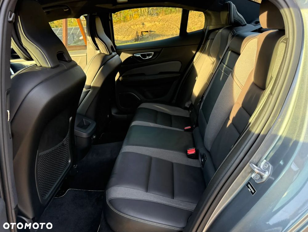 Volvo S60 T5 AWD R-Design - 24