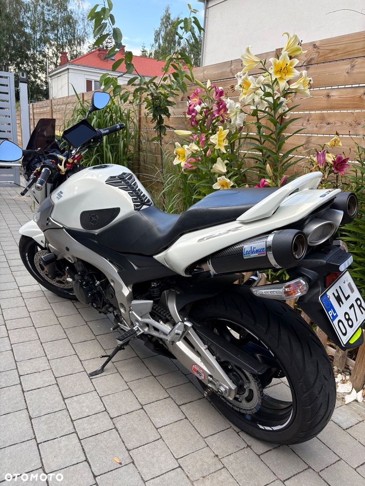 Suzuki GSR - 7