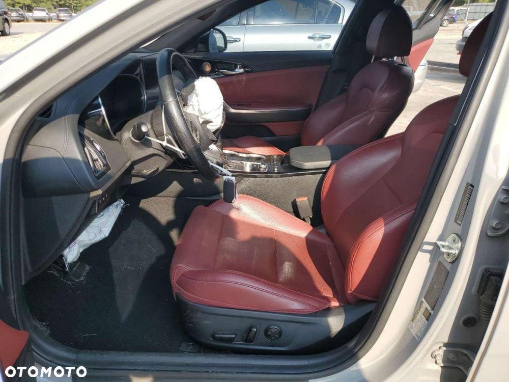 Kia Stinger - 8