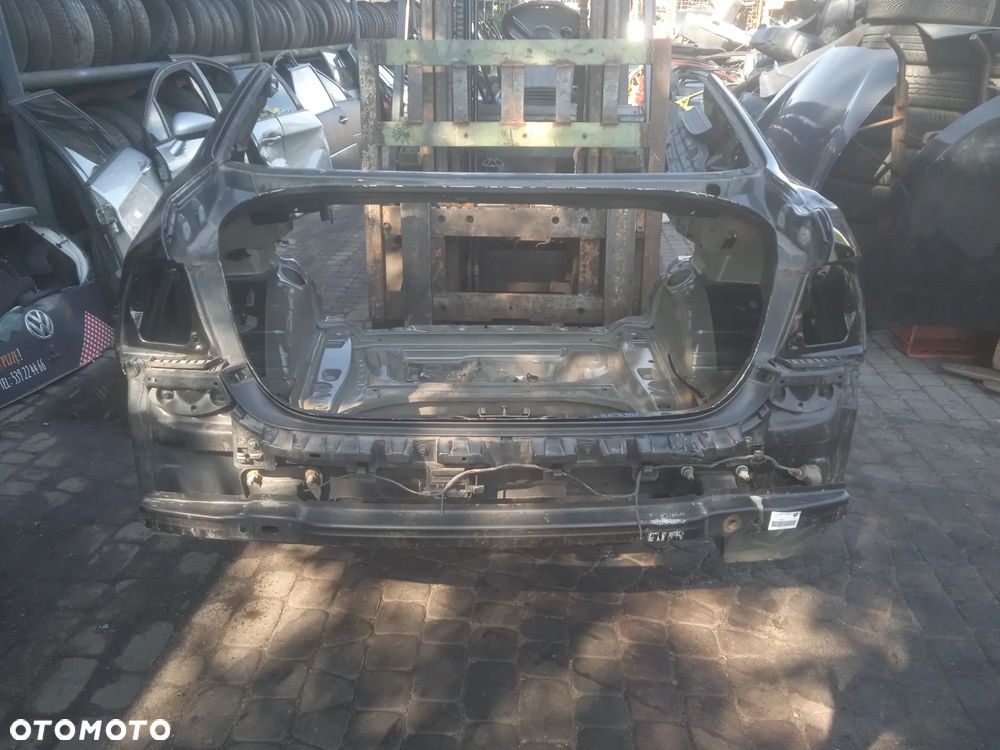 PAS TYLNY BMW 3 E90 SEDAN Z OKULARAMI CIĘTY NA BŁOTNIKACH Z WANNĄ - 1