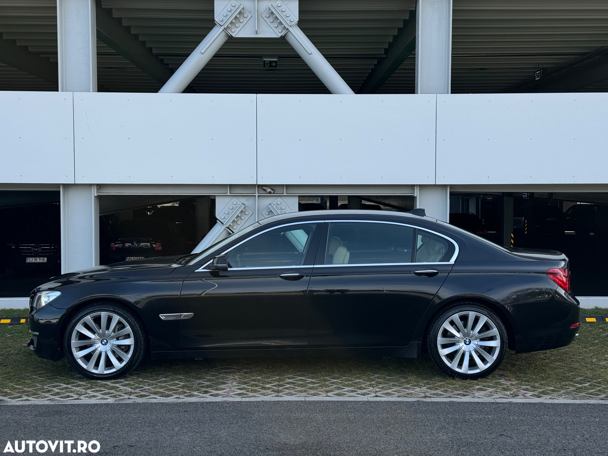 BMW Seria 7 740Li - 5