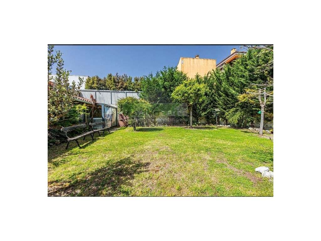 Moradia Isolada T3 na Serra de Casal de Cambra, Sótão e Garagem. Co... - Grande imagem: 2/9