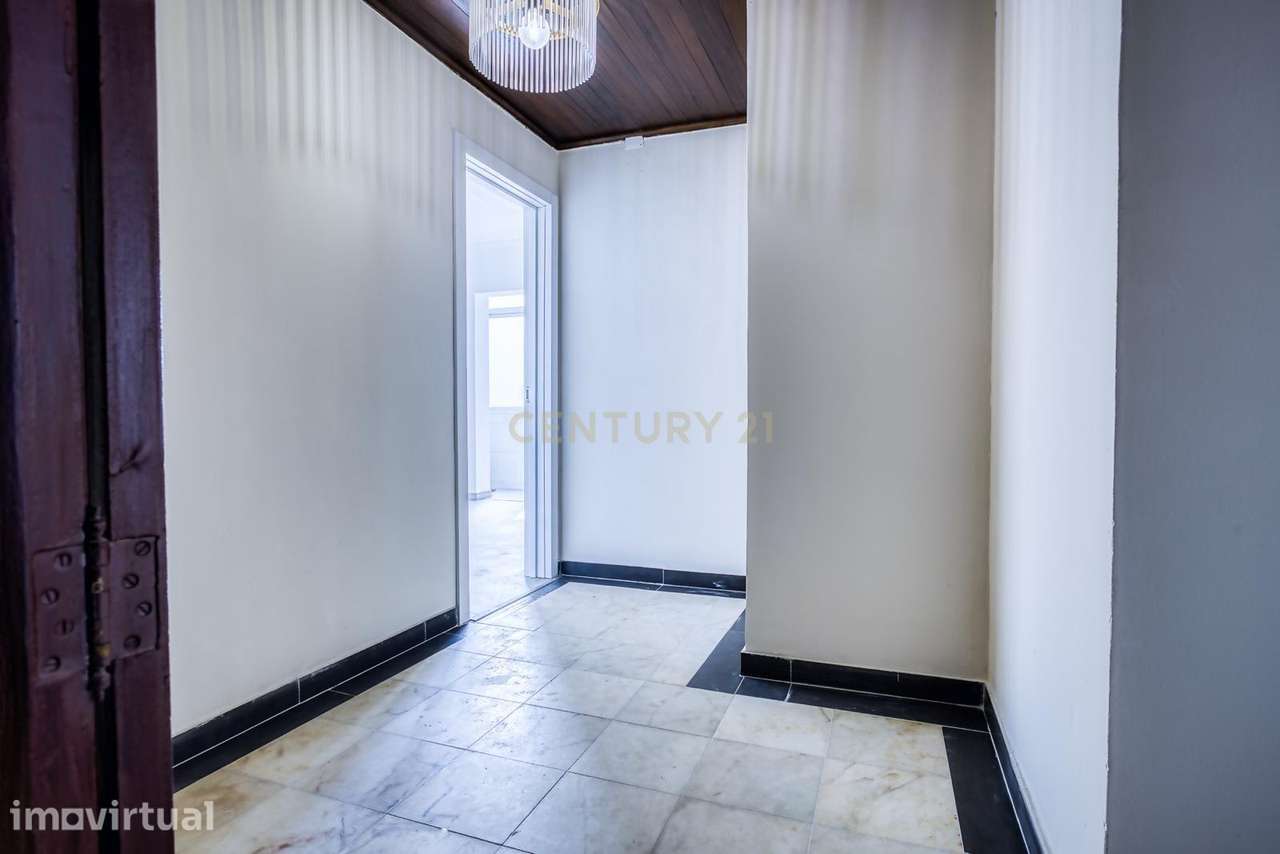 Apartamento T3 Totalmente Renovado | Suíte | Varanda | Terraço de Uso - Grande imagem: 3/38