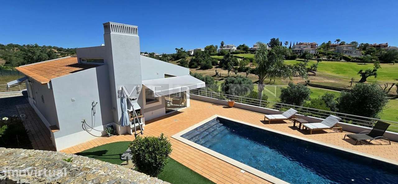 Moradia de Luxo T3 com Piscina Aquecida e Acesso Direto ao Golfe | Gra - Grande imagem: 2/60