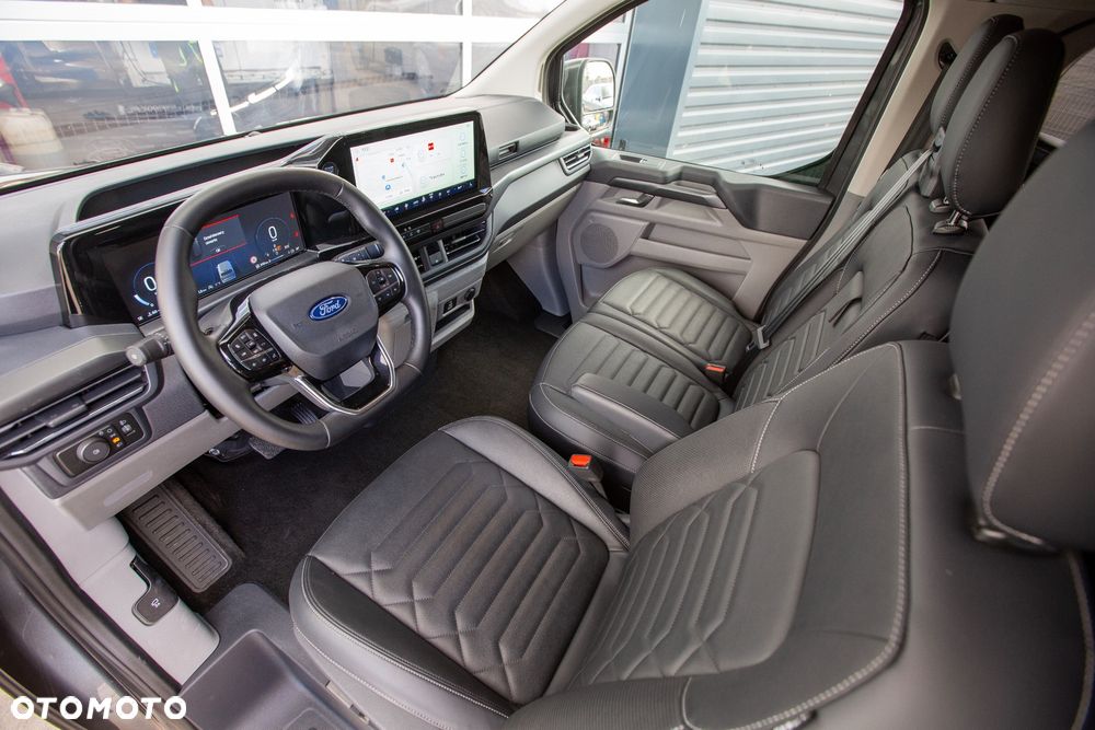 Ford Tourneo Custom - 12