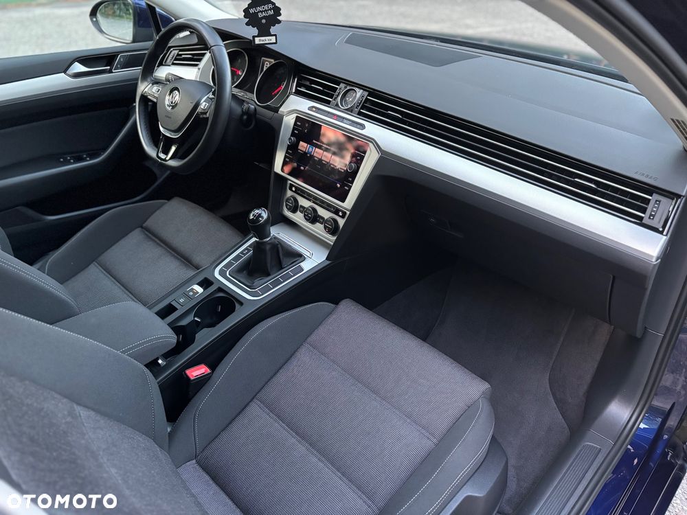 Volkswagen Passat - 12