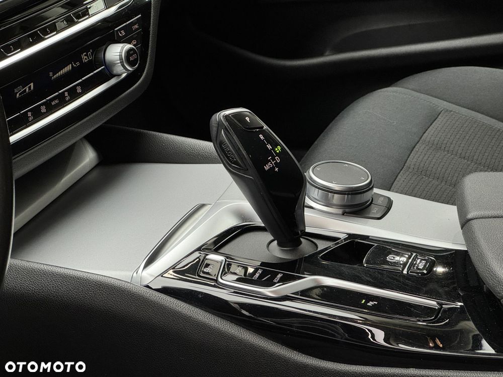 BMW Seria 5 520i mHEV - 11