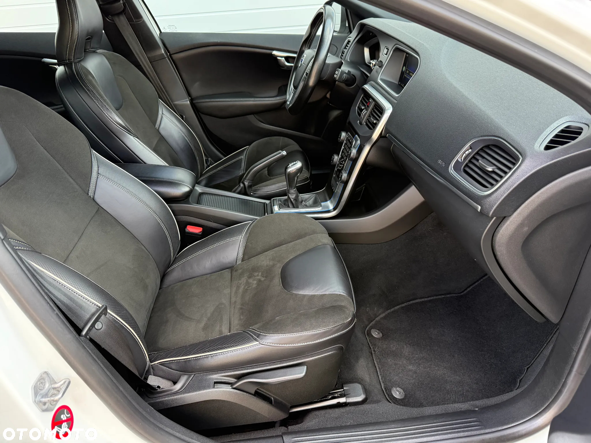Volvo V40 D2 Drive-E R-Design Kinetic - 32