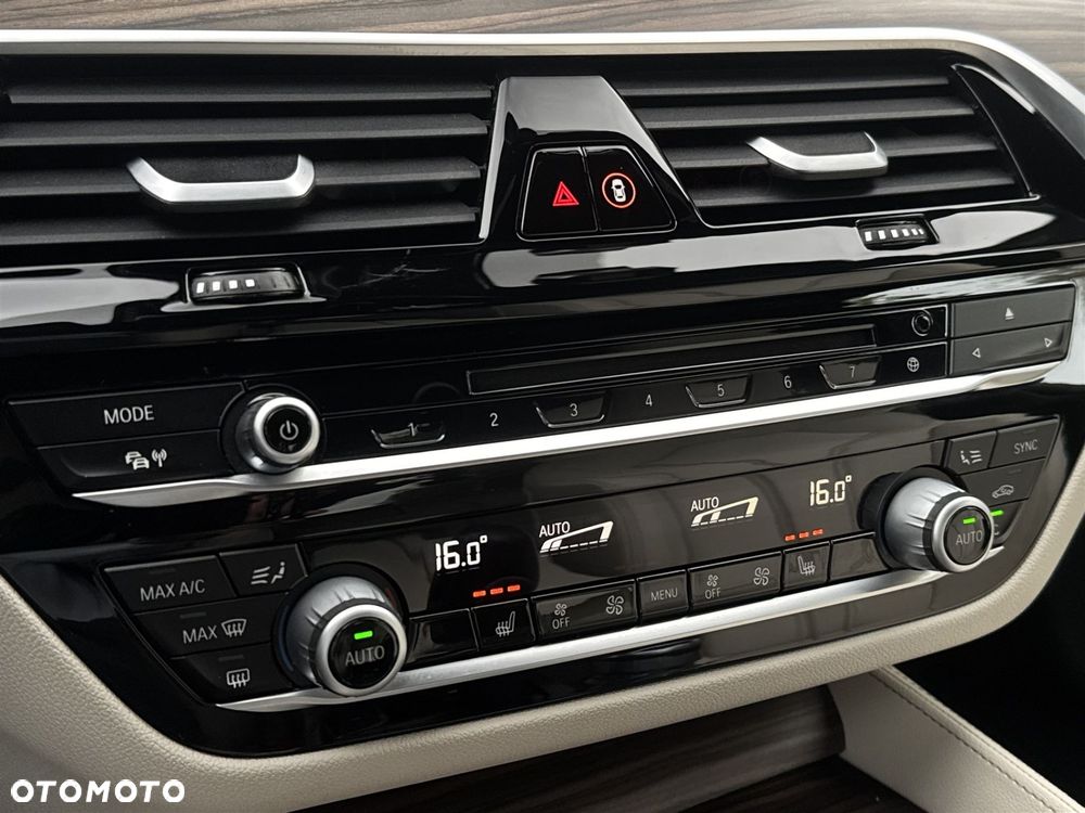 BMW Seria 5 520d xDrive - 14