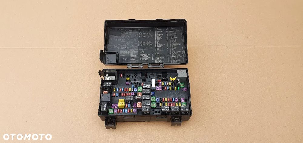 SKRZYNKA BEZPIECZNIKÓW GRAND CHEROKEE WK2 2010- DIESEL P68251627AC - 1