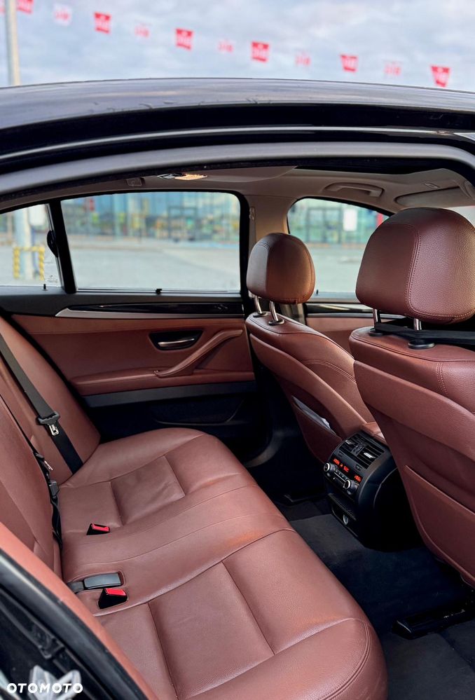 BMW Seria 5 525d xDrive - 14