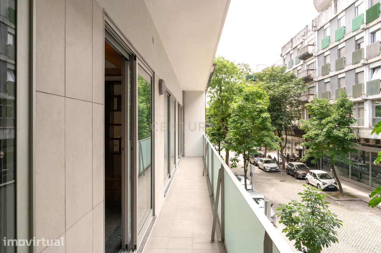 Apartamento T3 com varanda e estacionamento - Rua Duque de Terceira - Grande imagem: 3/26