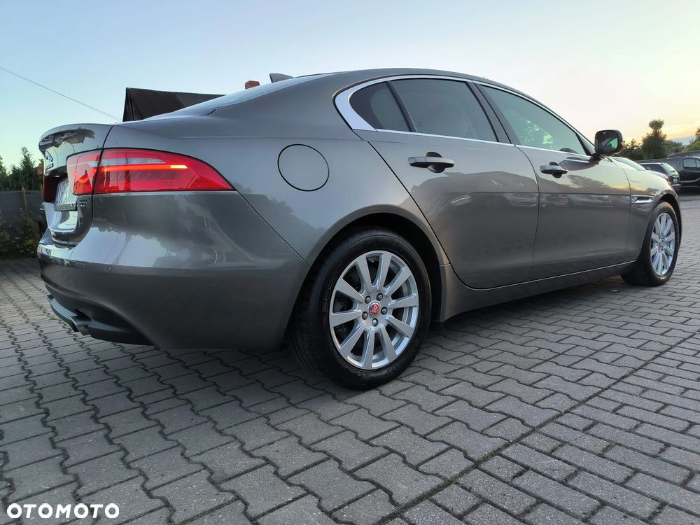 Jaguar XE 2.0 T Prestige - 25