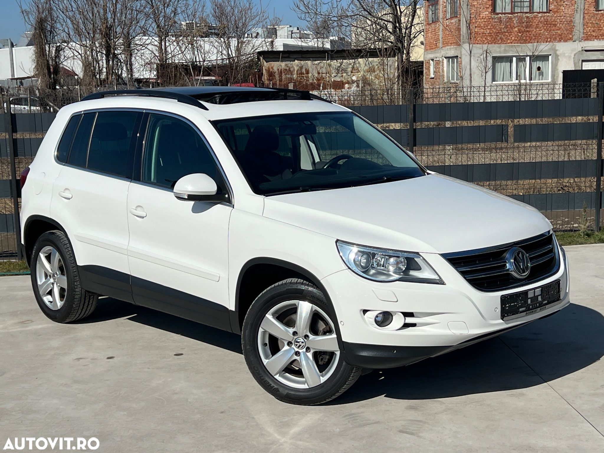 Volkswagen Tiguan - 1