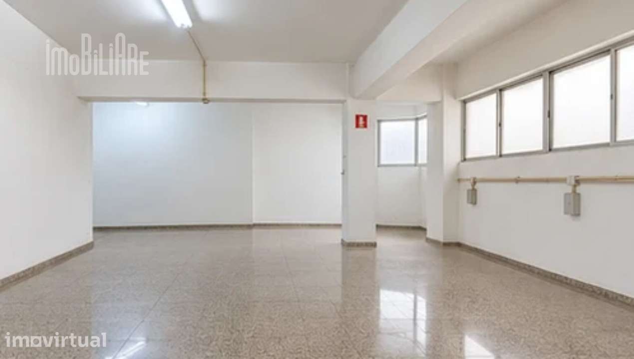 Arrenda-se Armazém com Escritórios na Areosa-Porto/200m2 - Grande imagem: 4/8