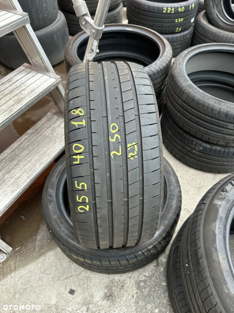 255/40x18 Good Year - 3