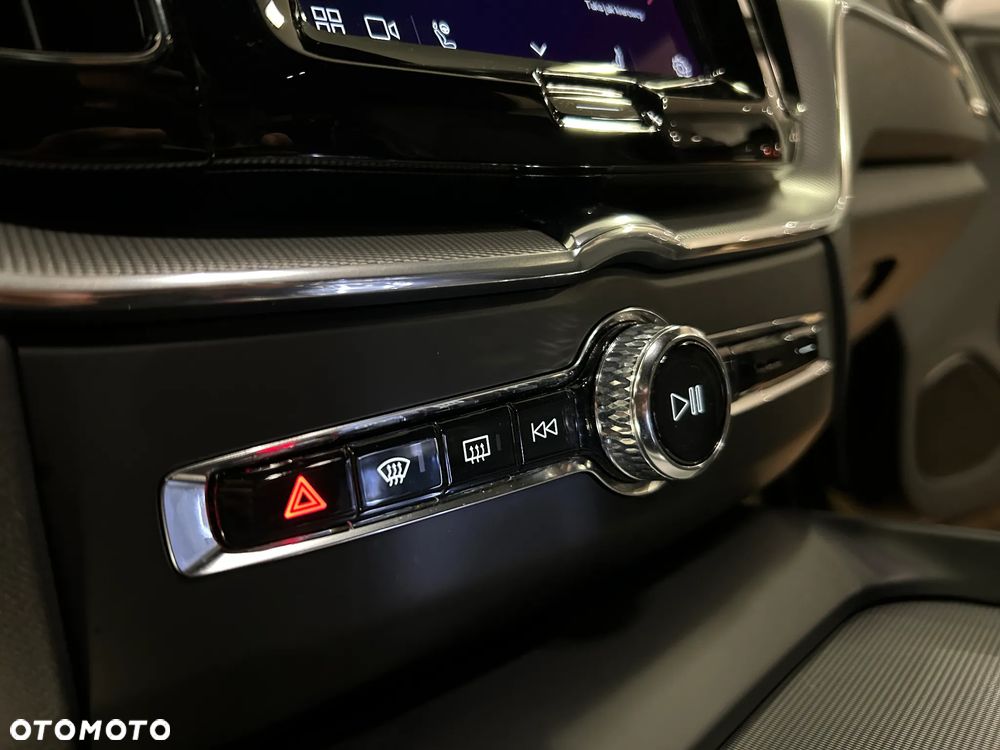 Volvo XC 60 B4 B Plus Dark - 20