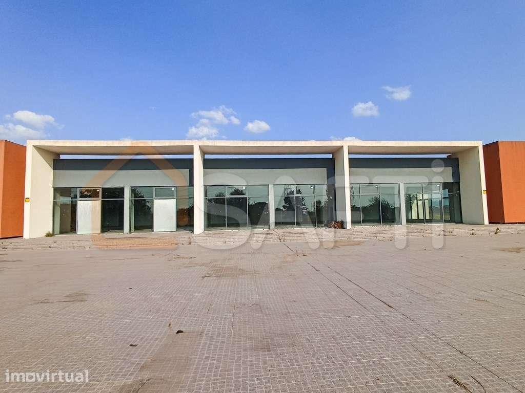 Salão de festas inacabado, com terreno de 25300m2 - Grande imagem: 3/13