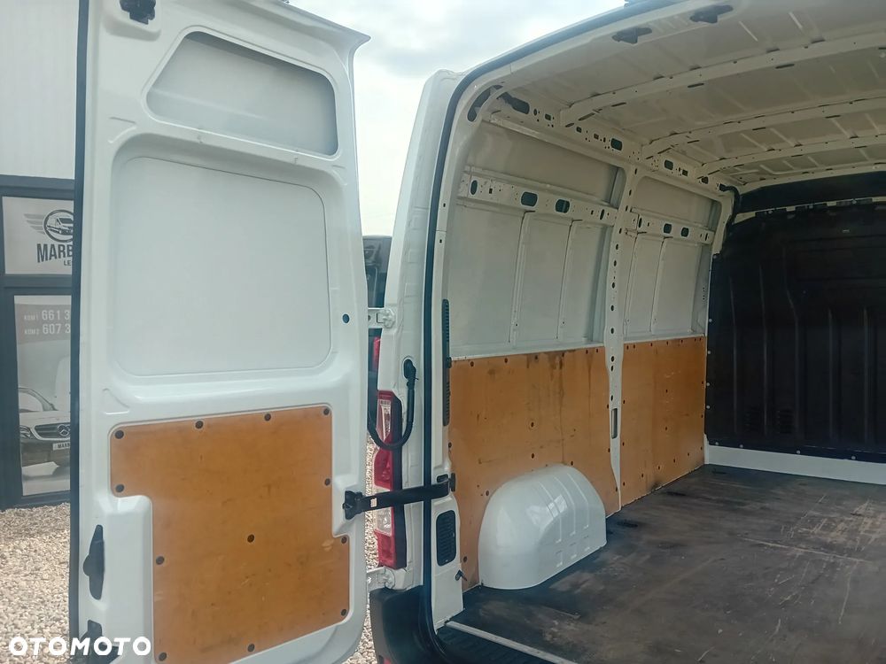Nissan NV-4000 - 12