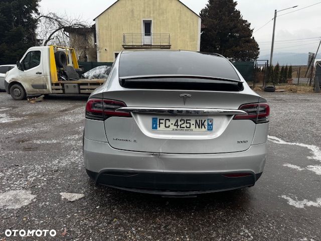 Tesla Model X - 10