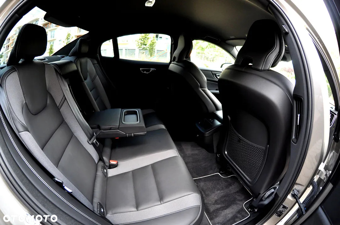 Volvo S60 T5 AWD R-Design - 25
