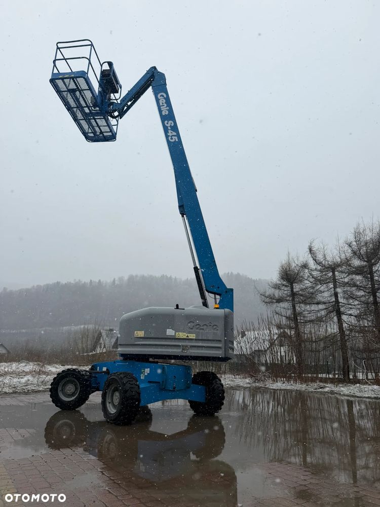 Genie S-45 Zwyżka Podnośnik Teleskopowy terenowy 4x4 wysokość 16 m Silnik DEUTZ. Maszyna jak Nowa z Urzędu Norweskiego Komuny! 2016 rok. Spalinowo- elektryczna Zadbana. Zero luzów wycieków! Okazja! 2 x Sterowanie maszyną góra i dół. Przetwornica gniazdo 220 volt. Poziomowanie oraz obrót kosza! OKAZJA. Aktualna Dekra Do 2027 roku !!! - 13