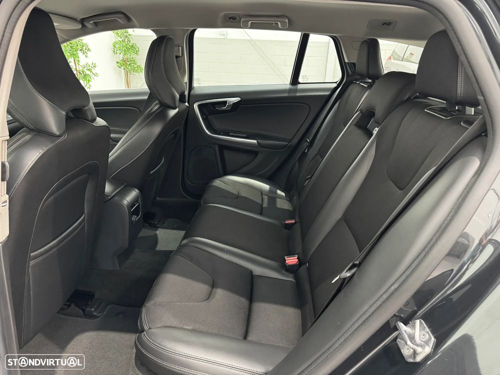 Volvo V60 2.0 D3 Momentum - 25