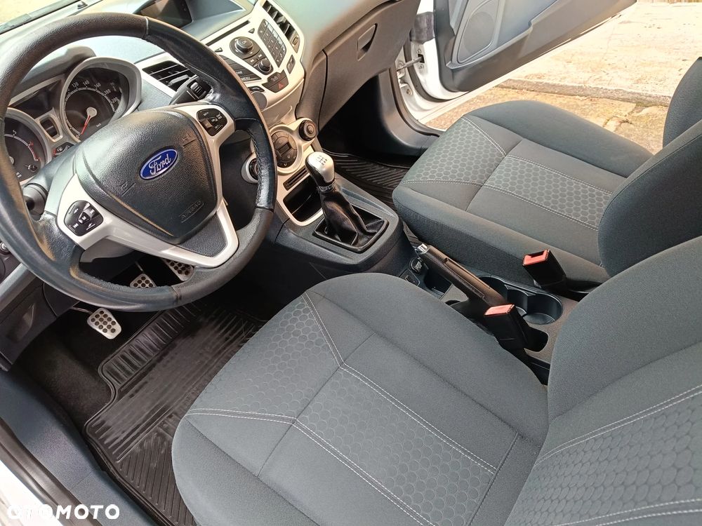 Ford Fiesta - 24