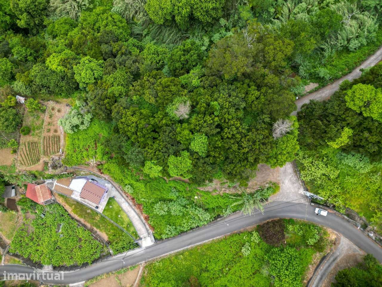 Terreno rústico com uma área de 2.302 m2 - Grande imagem: 2/15
