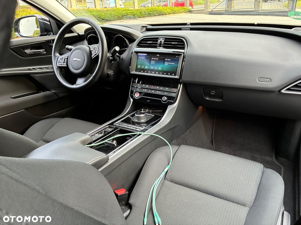 Jaguar XE 20d AWD Portfolio - 14