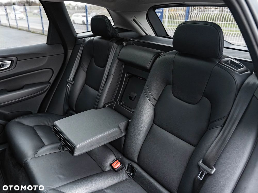 Volvo XC 60 B4 D Plus Dark - 26