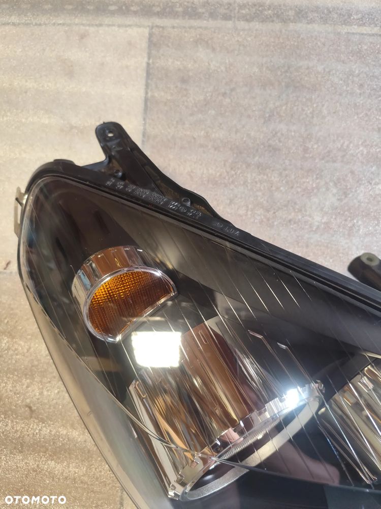 Reflektor Prawy Opel Astra H Ciemny - 5