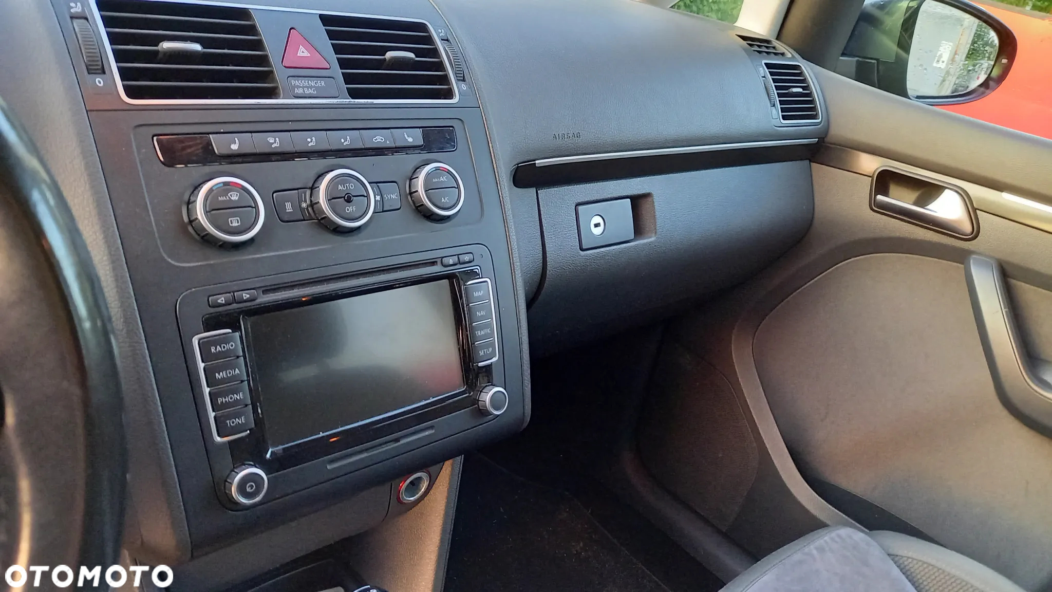 Volkswagen Touran 2.0 TDI DPF BlueMotion Technology DSG Highline - 8