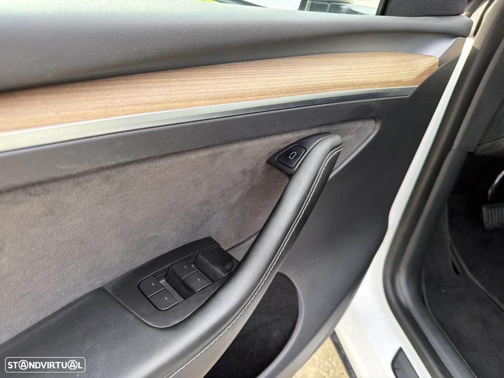 Tesla Model Y Long Range Dual Motor AWD - 18